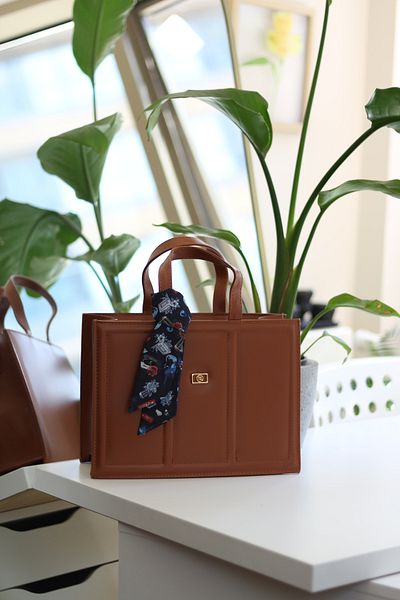 Moom Bag Γυναικεία τσάντα ώμου από μαλακό δέρμα μεγάλου μεγέθους - με λεπτομέρεια κασκόλ