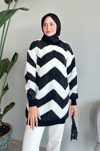 InStyle Černý chlupatý pletený svetr se vzorem V