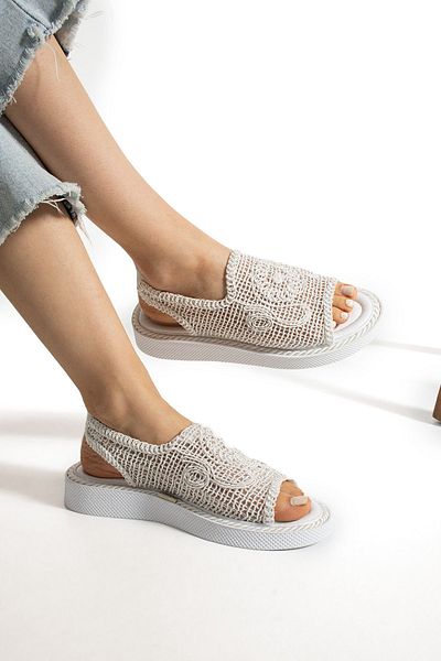 Moda Devrin صندل أبيض منسوج من القش