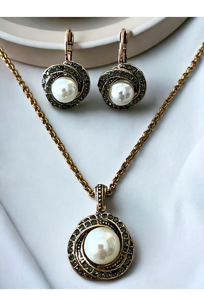 FAYRA ACCESSORIES طقم قلادة وأقراط من اللؤلؤ بتفاصيل حجر كريستال