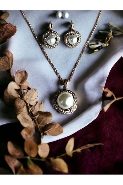 FAYRA ACCESSORIES طقم قلادة وأقراط من اللؤلؤ بتفاصيل حجر كريستال