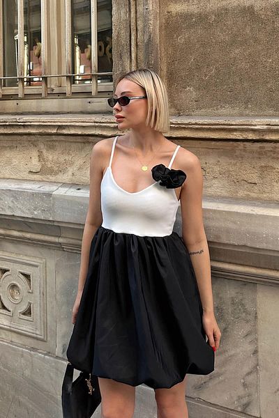 Swist Minikleid für Damen in Weiß mit Ballonrock und Rosendetail - Seilriemen