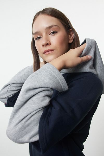Trendyol Collection Дебел плетен суитшърт - тъмносин цветен блок, извънгабаритна/широка кройка, качулка и детайл на ръкава TWOAW25SW00038
