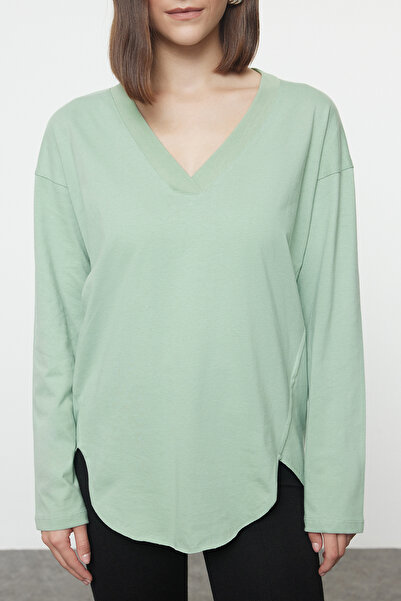 Trendyol Collection Μπλουζάκι από βαμβακερό πλεκτό κανονικό/κανονικό βαμβακερό με λαιμόκοψη σε σχήμα V TWOAW24TS00005