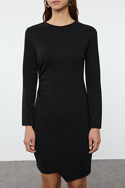 Trendyol Collection Černé mini bodycon šaty se strečovou tkaninou – detail závěsu, vypasované TWOAW25EL00230