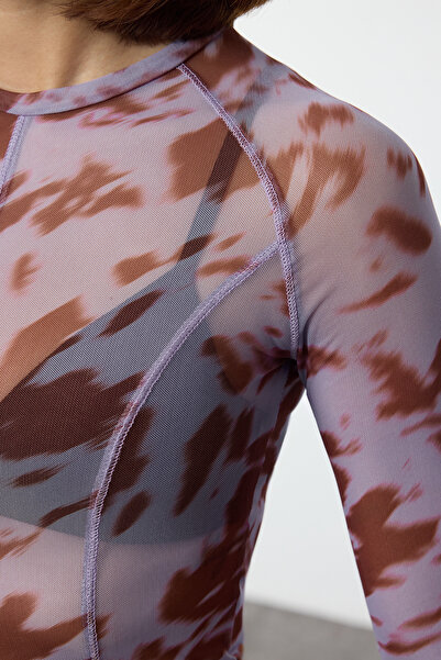 Trendyol Collection Lila Slim Fit Crop blúz - absztrakt minta, varrással Twoaw25bz00219
