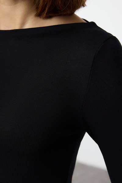 Trendyol Collection Asymetrická měkká pletená halenka – černá viskóza, strečová TWOAW25BZ00233