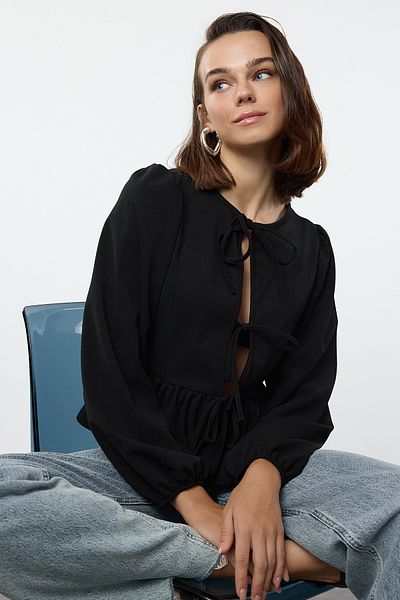 Trendyol Collection Flexible schwarze Strickbluse - RegularFit, Krawattendetails Twoaw25bz00230