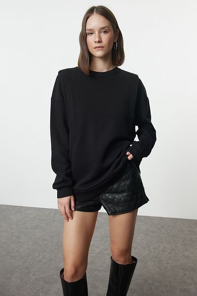 Trendyol Collection Pohodlná mikina z tlustého střihu fleece – černá, s podrobným rukávem, pletená TWOAW25sw00051
