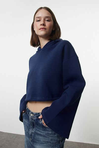 Trendyol Collection Dick geschnittenes Fleece-Kurz-Sweatshirt in Marineblau – spanische Ärmel, Kapuze, gestrickt Twoaw24sw00284