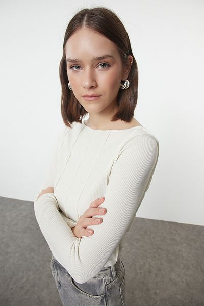 Trendyol Collection Ecrufarbene Bluse mit Carmen-Kragen und Kordel-Strick – Ziernähte, figurbetonte Passform Twoaw24bz00127