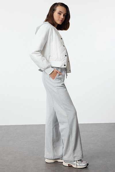 Trendyol Collection Grauer Thessaloniki-Stoff - Weite, gerade Jogginghose mit gerippten Details und Taschen TWOAW24EA00021
