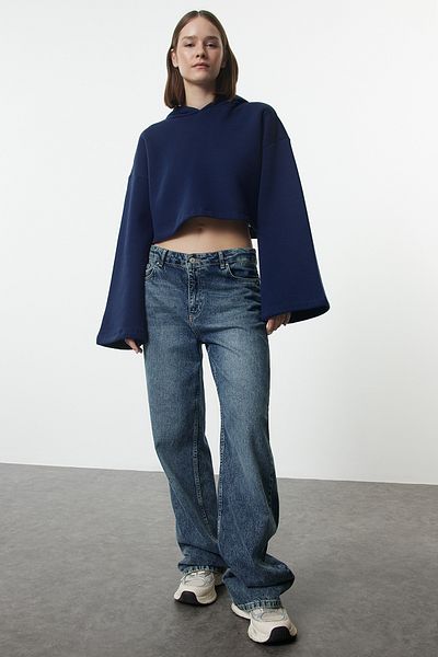 Trendyol Collection Dick geschnittenes Fleece-Kurz-Sweatshirt in Marineblau – spanische Ärmel, Kapuze, gestrickt Twoaw24sw00284