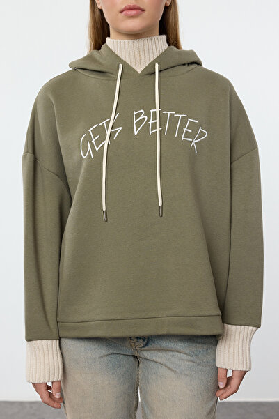 Trendyol Collection Fleecová khaki úpletová mikina s kapucí – tlustá vnitřní, pletený pás podrobně TWOAW22SW1806