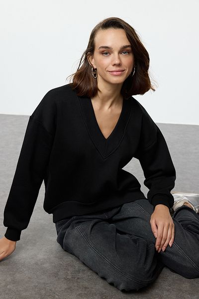 Trendyol Collection Schwarzes Basic-Sweatshirt mit normaler Passform und V-Ausschnitt aus dickem Fleece-Strick TWOAW25SW00214