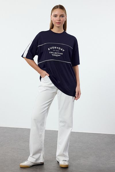 Trendyol Collection Barva Blocked Navy Blue Oversize tričko – 100% bavlna, Slogan, Wide Fit TWOSS24TS00132