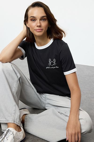 Trendyol Collection Tricou negru, 100% bumbac brodat - Detaliu contrastant, TWOSS24TS00037