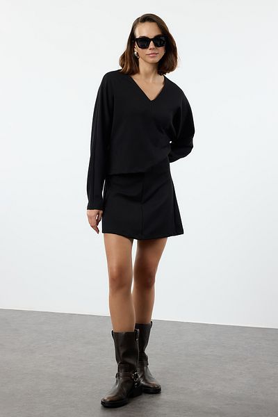 Trendyol Collection Fekete V-nyakú, hosszú ujjú blúz és szoknya szett - Twoaw25au00096