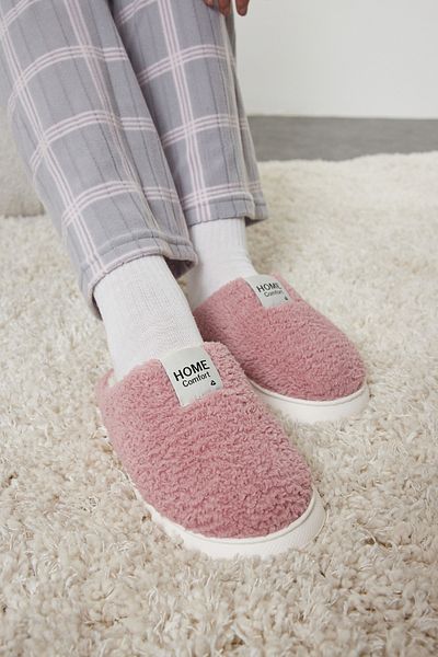 TRENDYOL SHOES Dusty Rose Plüsch-Hausschuhe für Damen mit gewebtem Etikett, TAKAW25ER00012