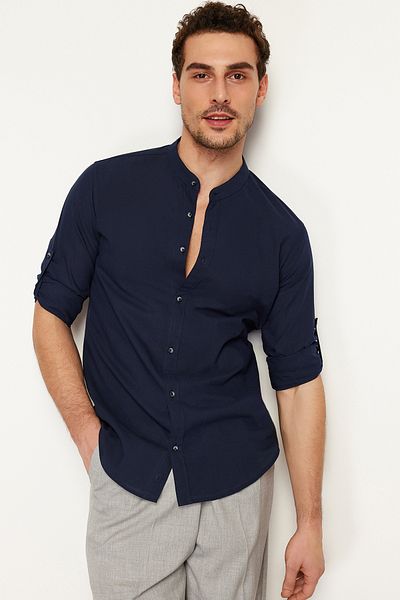 Trendyol Collection Slim Fit-Hemd aus dunkelmarineblauer Baumwolle mit vorherrschendem Kragen - TMNSS20GO0188