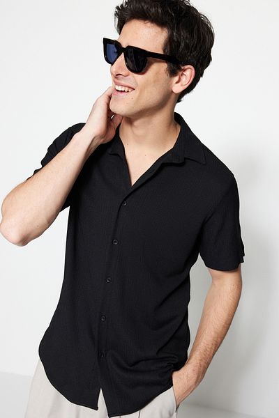 Trendyol Collection Schwarzes Sommershirt mit regulärer Passform – kurze Ärmel TMNSS23GO00055