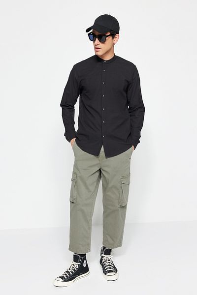 Trendyol Collection Schwarzes Slim Fit-Hemd mit vorherrschendem Kragen – Lange Ärmel mit Schulterklappen TMNSS20GO0188