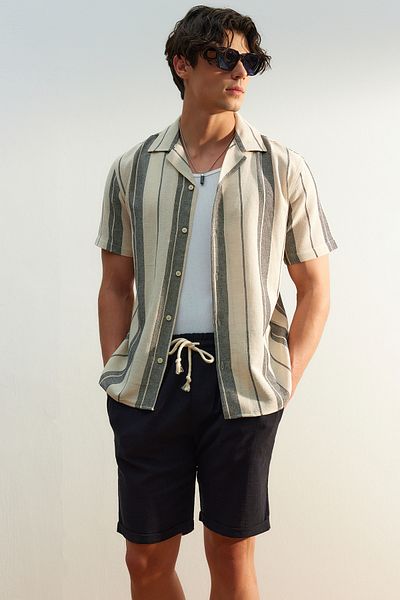 Trendyol Collection Schwarzes gestreiftes Sommerhemd in limitierter Auflage – Regular Fit TMNSS23GO00060