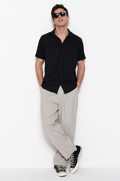 Trendyol Collection Schwarzes Sommershirt mit regulärer Passform – kurze Ärmel TMNSS23GO00055