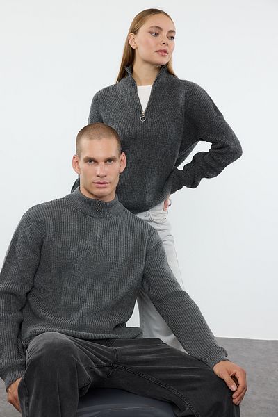 Trendyol Collection Anthrazitfarbener, weicher Strickpullover für Paare mit Reißverschluss – TWOAW20XS0009