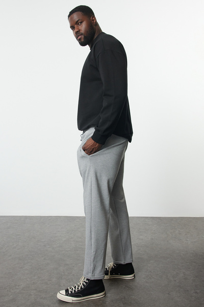 Trendyol Collection Graue Regular Fit Plus Size Stoffhose mit elastischem Bund – TMNAW25AR00004