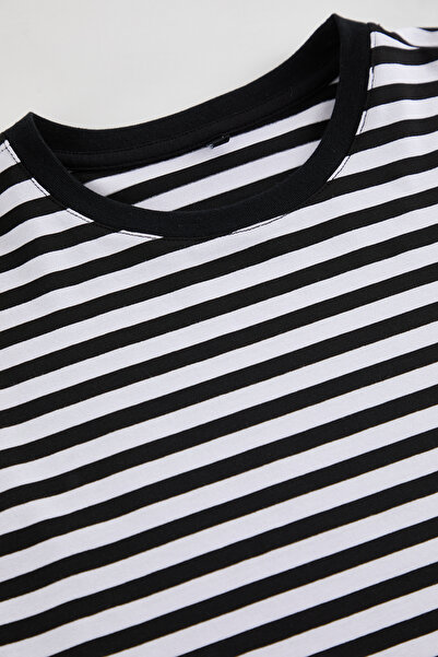 Trendyol Collection Oversize pruhované bavlněné tričko – výstřih, dlouhý rukáv, černá Tmnaw25Ts00007