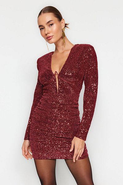 Trendyol Collection Kurzes, stilvolles rotes Abendkleid mit glitzernden Pailletten – TPRAW24EL00159