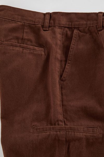 Trendyol Collection Καφέ παντελόνι Gabardine - 100% βαμβάκι, πλισέ και τσέπες Cargo TMNAW25PL00006