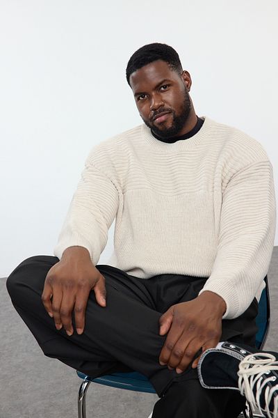 Trendyol Collection Πλεκτό πουλόβερ σε μπεζ υφή με λαιμόκοψη - Plus Size TMNAW25AN00010