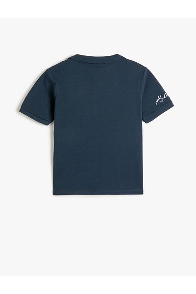 Koton Atatürk bedrucktes Polo-Hals-T-Shirt mit kurzen Ärmeln und Knöpfen