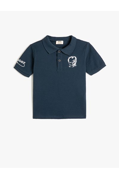 Koton Atatürk bedrucktes Polo-Hals-T-Shirt mit kurzen Ärmeln und Knöpfen