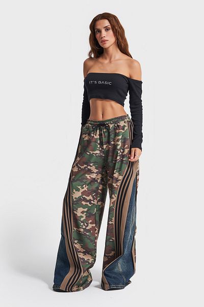 its basic Bunte Damenhose aus Camouflage-Denim – fragmentiertes Design