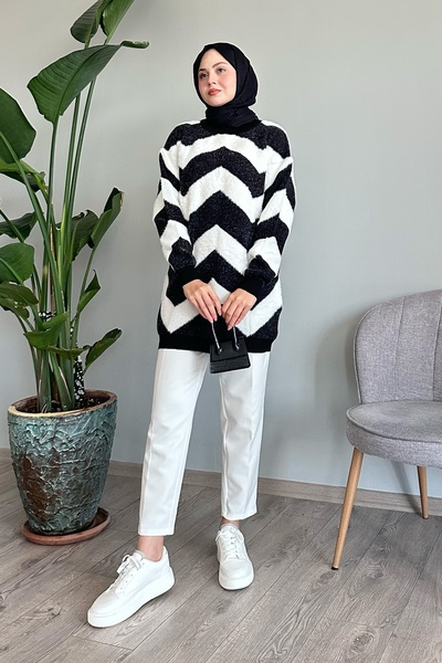 InStyle Černý chlupatý pletený svetr se vzorem V