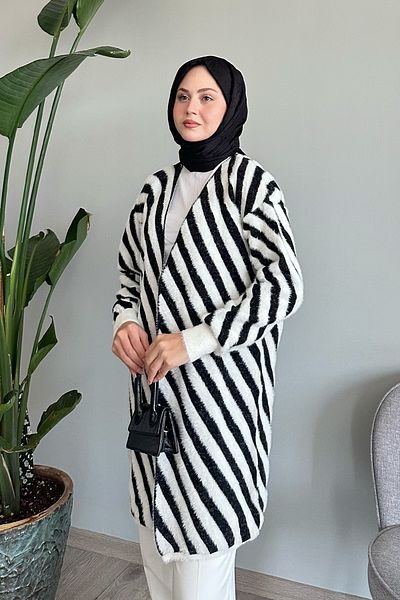 InStyle Cardigan negru din tricotaje - cu dungi și pene