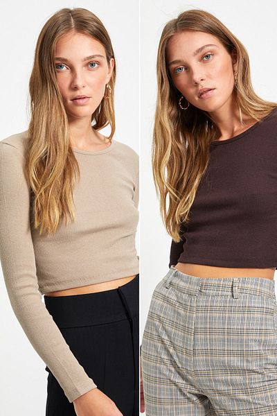 Trendyol Collection Braun-beige 2er-Pack taillierte, gerippte, flexible, kurze Strickbluse mit weitem Kragen TWOAW22BZ0131