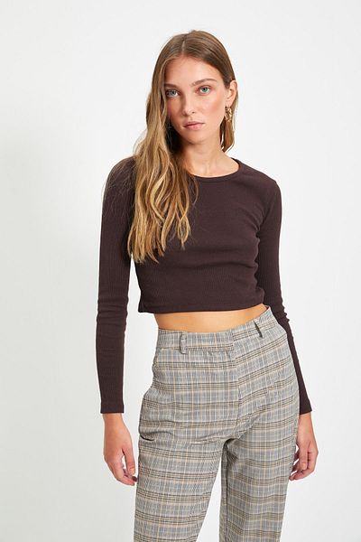 Trendyol Collection Braun-beige 2er-Pack taillierte, gerippte, flexible, kurze Strickbluse mit weitem Kragen TWOAW22BZ0131