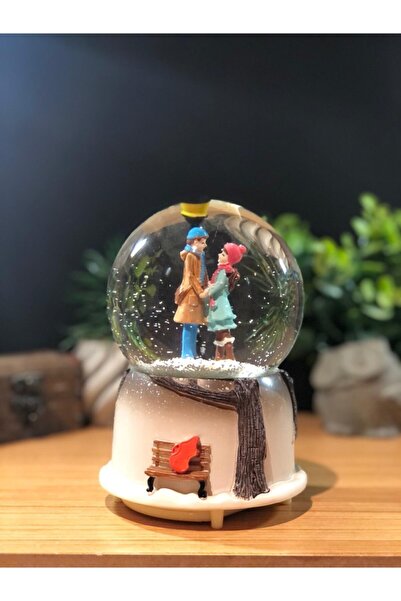 Lapidaria Sokak Lambası Altında Buluşan Romantik Çiftler Otomatik Püskürtmeli...