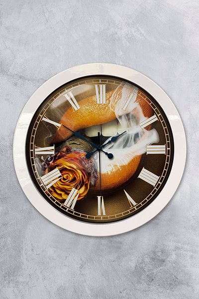 Kasva Concept Gift 36 cm White Metal Drinker Wall Clock