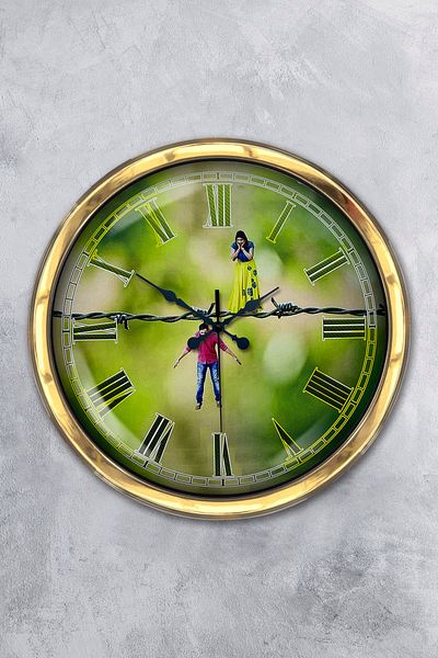 Kasva Concept Gift 40 cm Gold Metal Funny Bride Groom Wall Clock