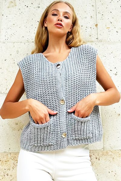 Trend Alaçatı Stili Graue Strickweste – Rundhalsausschnitt, silberne Knöpfe, Doppeltaschen ALC-X12743