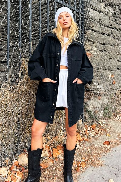 Trend Alaçatı Stili Černá oversize džínová bunda - dvojité kapsy, dlouhá, Alc-X12673