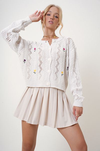 Trend Alaçatı Stili Cremefarbene, mit Blumen bestickte Strickjacke für Damen mit Rundhalsausschnitt – ALC-X12760