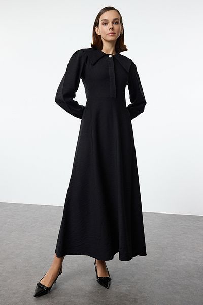 Trendyol Modest Schwarzes gewebtes Kleid mit Knopfdetail – Babyhalsband TCTSS24EB00210