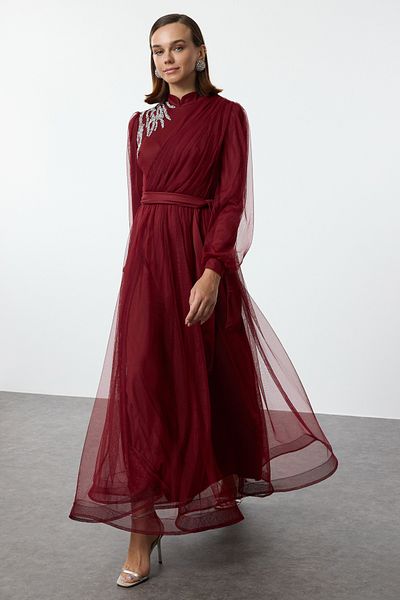 Trendyol Modest Βραδινό φόρεμα από τούλι με μπορντό κόσμημα - Λεπτομερής φόρεμα αξεσουάρ TCTAW25DB00010