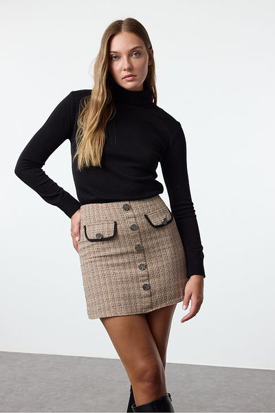 Trendyol Collection Minirock aus Kamel-Tweed mit Karomuster - Tasche und Knopfdetails Twoaw24et00220